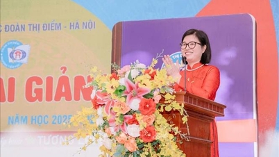 애국심 고취 캠페인: 교육 혁신을 본받는 헌신적인 여성 교장