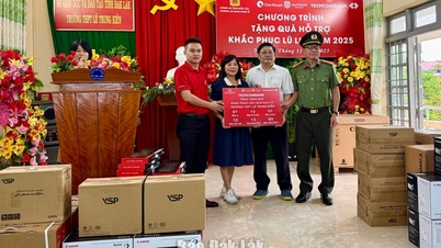 បរិច្ចាគឧបករណ៍បង្រៀន និងរៀន ដើម្បីជួយវិទ្យាល័យ ឡេ ទ្រុងគៀន ជម្នះការលំបាកបន្ទាប់ពីទឹកជំនន់។