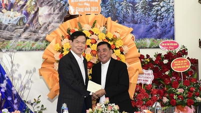សមមិត្ត ទ្រៀវ តៃវិញ អនុប្រធាននាយកដ្ឋានឃោសនាការ និងចលនាមហាជនកណ្តាល បានទៅសួរសុខទុក្ខ និងជូនពរបុណ្យណូអែលដល់ព្រះសហគមន៍កាតូលិកភូឡាំ ក្នុងឆ្នាំ ២០២៥។