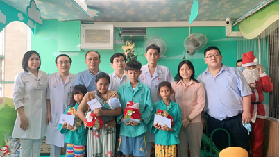 មន្ទីរពេទ្យទូទៅខេត្ត Khanh Hoa រៀបចំពិធីបុណ្យណូអែលសម្រាប់អ្នកជំងឺកុមារចំនួន ២០០ នាក់។