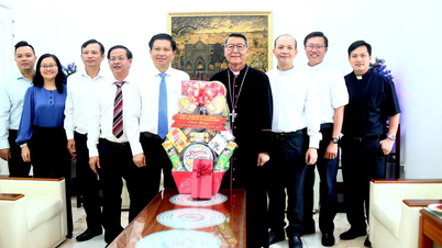 ថ្នាក់ដឹកនាំទីក្រុងហូជីមិញទៅសួរសុខទុក្ខ និងអបអរសាទរដល់ប៊ីស្សពនៃភូមិភាគមីថូ។