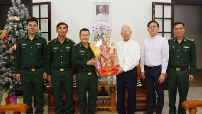 កងទ័ពការពារព្រំដែនខេត្ត Khanh Hoa ទៅសួរសុខទុក្ខ និងជូនពរបុណ្យណូអែលដល់ស្ថាប័នសាសនានានា។