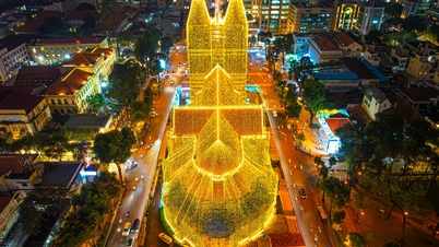 ព្រះវិហារមួយចំនួននៅទីក្រុងហូជីមិញត្រូវបានបំភ្លឺយ៉ាងស្រស់ស្អាតមុនបុណ្យណូអែល ដែលទាក់ទាញហ្វូងមនុស្សយ៉ាងច្រើនកុះករ។