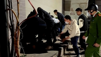 ตำรวจพังประตูม้วนเพื่อช่วยเหลือผู้คน 4 คนที่ติดอยู่ในบ้านใกล้ตลาด