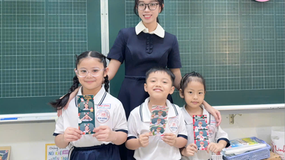 A first-grade teacher set up a Christmas photobooth in the classroom, and her comment touched the hearts of adults.