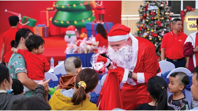 Prudential distributed 2,600 Christmas gifts to child patients in Ho Chi Minh City and Hanoi.