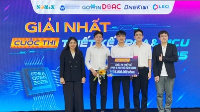 Para siswa di Da Nang sedang meneliti sistem radar untuk melindungi anak-anak di dalam bus sekolah.