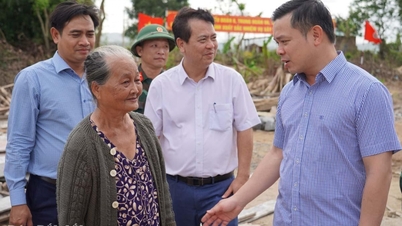Wakil Sekretaris Komite Partai Provinsi Do Huu Huy memeriksa pembangunan rumah bagi masyarakat di komune Son Hoa.