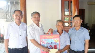 អញ្ជើញទៅសួរសុខទុក្ខ និងជូនអំណោយបុណ្យតេតដល់វីរជនកងកម្លាំងប្រដាប់អាវុធប្រជាជន ផាម វ៉ាន់ ឈៀន