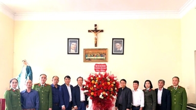 ថ្នាក់ដឹកនាំសង្កាត់ Linh Nam បានទៅសួរសុខទុក្ខ និងអបអរសាទរដល់ឥស្សរជនសាសនា និងប្រជាជនក្នុងសហគមន៍។