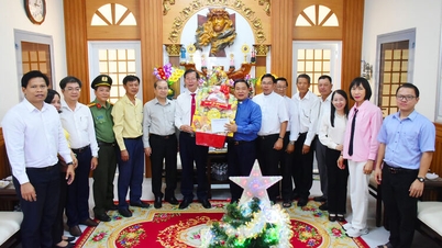 លោក លេ វ៉ាន់ ភឿក អនុប្រធានគណៈកម្មាធិការប្រជាជនខេត្តអានយ៉ាង ផ្ញើសារជូនពរបុណ្យណូអែលនៅសង្កាត់ចូវដុក។