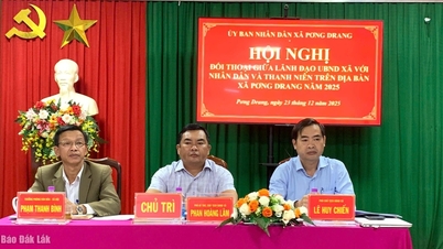 The People's Committee of Pơng Drang commune held a dialogue with the people and youth.