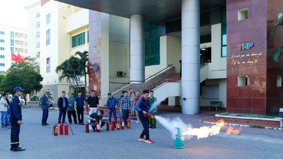 Surat kabar serta stasiun radio dan televisi di Hai Phong melakukan latihan simulasi kebakaran.