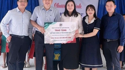 Mendermakan 1,000 buah buku dan 500 beg galas kepada pelajar yang terjejas akibat banjir.