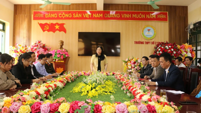 លោកស្រី វូ ធីហៀនហាញ អនុប្រធានគណៈកម្មាធិការប្រជាជនខេត្ត បានចុះត្រួតពិនិត្យដោយផ្ទាល់ និងធ្វើកិច្ចសន្ទនាជាមួយប្រជាជននៅតាមសាលារៀនមួយចំនួនក្នុងឃុំបានហូ។