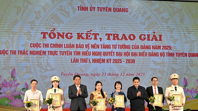 ការផ្តល់រង្វាន់សម្រាប់ការប្រកួតសរសេរអត្ថបទស្តីពីការការពារគ្រឹះមនោគមវិជ្ជារបស់បក្ស និងការយល់ដឹងអំពីសេចក្តីសម្រេចរបស់សមាជបក្សខេត្ត Tuyen Quang។