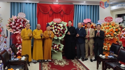 Saygıdeğer Thich Thanh Quyet, Hon Gai Parish'i 2025 Noel'i vesilesiyle tebrik eder.
