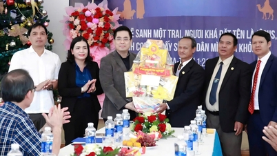 Wakil Sekretaris Komite Partai Provinsi dan Ketua Komite Rakyat Provinsi Nguyen Hoang Giang mengunjungi dan mengucapkan selamat kepada Gereja Dak Glei dalam rangka menyambut Natal 2025.