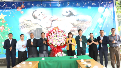 Trung Tam mahallesinin ileri gelenleri Dong Lu cemaatini ziyaret ederek hediyeler sundu.