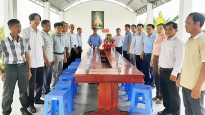ថ្នាក់ដឹកនាំឃុំមីធៀនបានទៅសួរសុខទុក្ខ និងជូនអំណោយក្នុងឱកាសបុណ្យណូអែល។