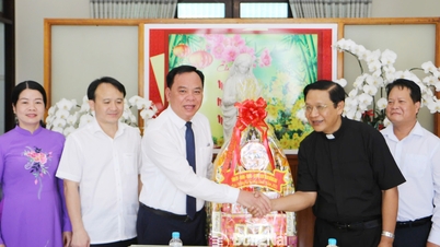 រីករាយ​ថ្ងៃ​បុណ្យណូអែល!