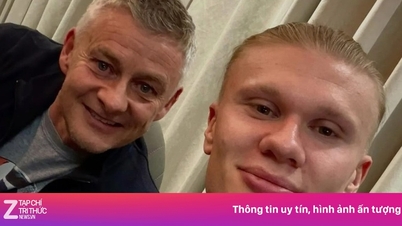 Haaland aprende de la leyenda del Manchester United.