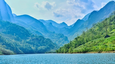 សូមកោតសរសើរទន្លេ Nho Que ពណ៌បៃតងខ្ចីនៅជើងភ្នំ Ma Pi Leng។