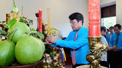 គណៈប្រតិភូនៃសហជីពពាណិជ្ជកម្មទីក្រុងហូជីមិញបានអុជធូបរំលឹកវិញ្ញាណក្ខន្ធលោកប្រធានហូជីមិញ និងលោកប្រធាន Ton Duc Thang។