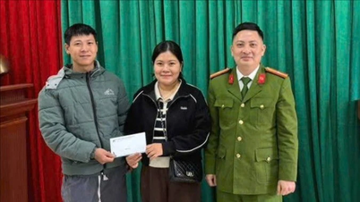 La police de la commune de Tang Loong a aidé à restituer l'argent qui avait été transféré par erreur par des habitants.