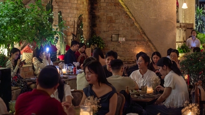 បុណ្យណូអែលដ៏អស្ចារ្យមួយ ភោជនីយដ្ឋាន និងហាងលក់ទំនិញនានាក្នុងទីក្រុងហូជីមិញមានមនុស្សច្រើនកុះករ ហើយកន្លែងជាច្រើនបានលក់អស់ទាំងស្រុងនៅយប់ថ្ងៃទី ២៤ ខែធ្នូ។