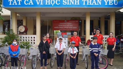 Trao quà hỗ trợ các trường học bị thiệt hại do mưa lũ