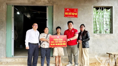 Inauguración de la casa de la Cruz Roja y entrega de regalos a los hogares de la comuna de Thuong Minh.
