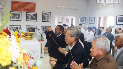 Dâng hương tưởng niệm Luật sư Nguyễn Hữu Thọ