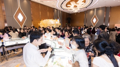 De Doji Shining Show trekt duizenden inwoners van Hai Phong om het te komen beleven.
