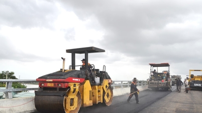 Construcția pavajului din beton asfaltic pe podul Van Ly.