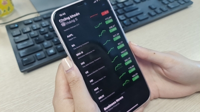 De VN-index stijgt al vijf sessies op rij, met een gemengd beeld doordat bankaandelen en VHM de index omhoog trekken.