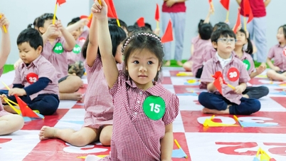 Pas de werktijden van kleuterleidsters aan door de directe lesuren te scheiden van de tijden waarop kinderen worden gebracht en opgehaald.