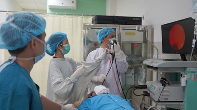 Endoszkópos vizsgálattal két fogászati ​​implantátumot távolítanak el egy beteg tüdejéből, amelyek több mint 20 éve ott voltak.