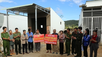 Bereitstellung finanzieller Unterstützung für den Hausbau an Menschen während der Quang-Trung-Kampagne.
