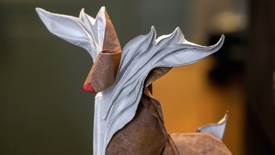 Transformando o tradicional papel vietnamita dó em renas para o Natal e a primavera.