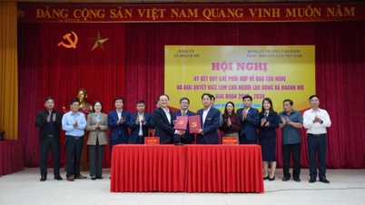 การประชุมเพื่อลงนามในข้อตกลงความร่วมมือด้านการฝึกอบรมวิชาชีพและการจัดหางานสำหรับแรงงานในตำบลฮว่านโม
