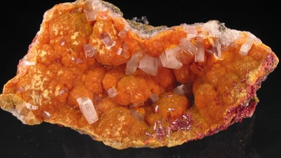Orpiment، ایک مسحور کن، چمکدار پیلے رنگ کا معدنی، مہلک زہر پر مشتمل ہے۔