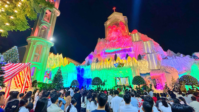 Wieczorem 24 grudnia największa dzielnica katolicka w Ho Chi Minh City wypełniła się ludźmi świętującymi Boże Narodzenie.