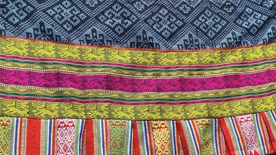 Ceinture de jupe Muong - Un univers de couleurs dans le silence du noir et blanc