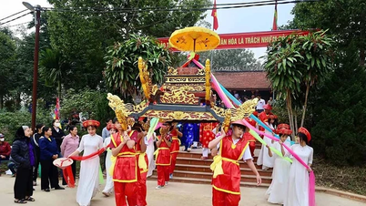 Den unike seremonien på Phuc Cos felleshus i Minh Hoa kommune.