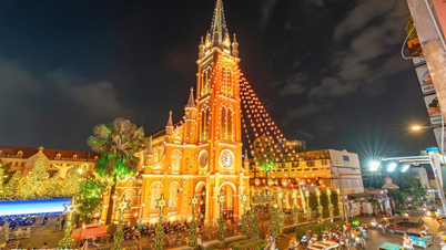 Katedral Notre Dame di Tan Dinh diterangi: Tempat pertemuan malam yang popular untuk orang Saigon semasa Krismas.