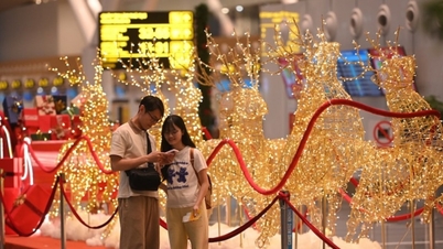 Ho Chi Minh Şehri: Tan Son Nhat Terminal 3'te canlı bir festival atmosferi.