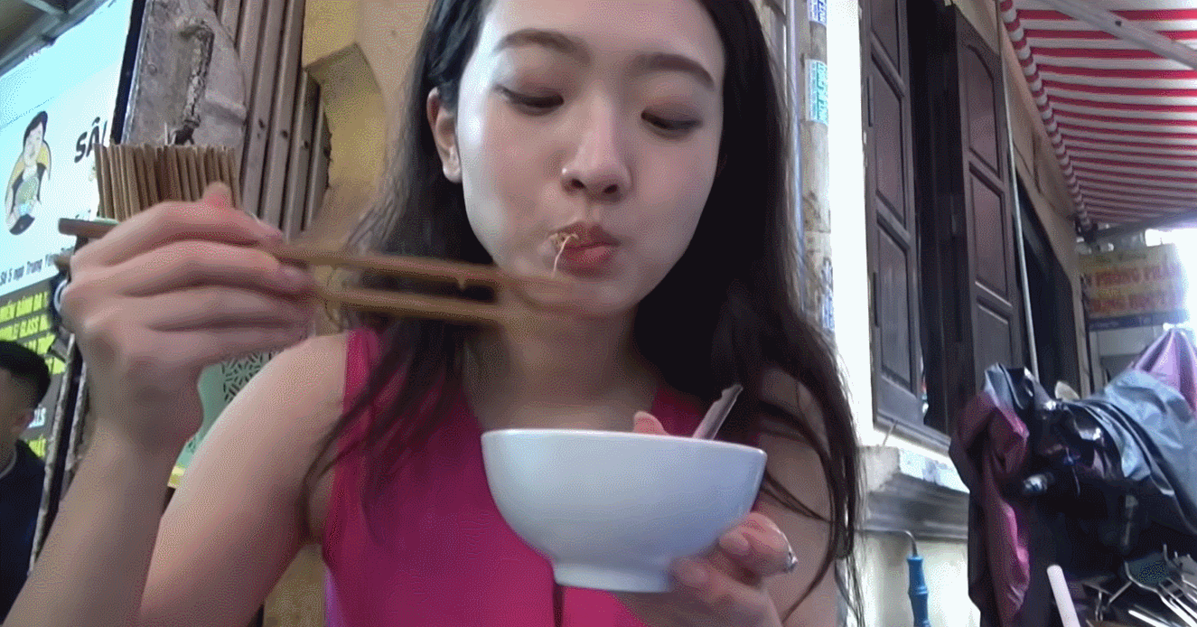 Japanische Touristen probieren auf dem Bürgersteig in Hanoi ein ungewöhnliches Fischgericht, bestellen drei Portionen und loben es als außergewöhnlich lecker.