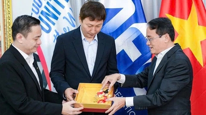 Trener Kim Sang Sik i jego medal wykonany z 33 taeli 24-karatowego złota są warte ponad 500 milionów VND.