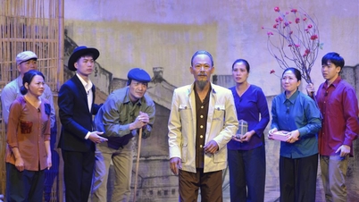 Le musée Ho Chi Minh, en collaboration avec le Théâtre national dramatique du Vietnam, a organisé une représentation du programme artistique « Oncle Ho, un amour sans limites », comprenant la courte pièce « L'histoire de la famille de Mme Tin ».